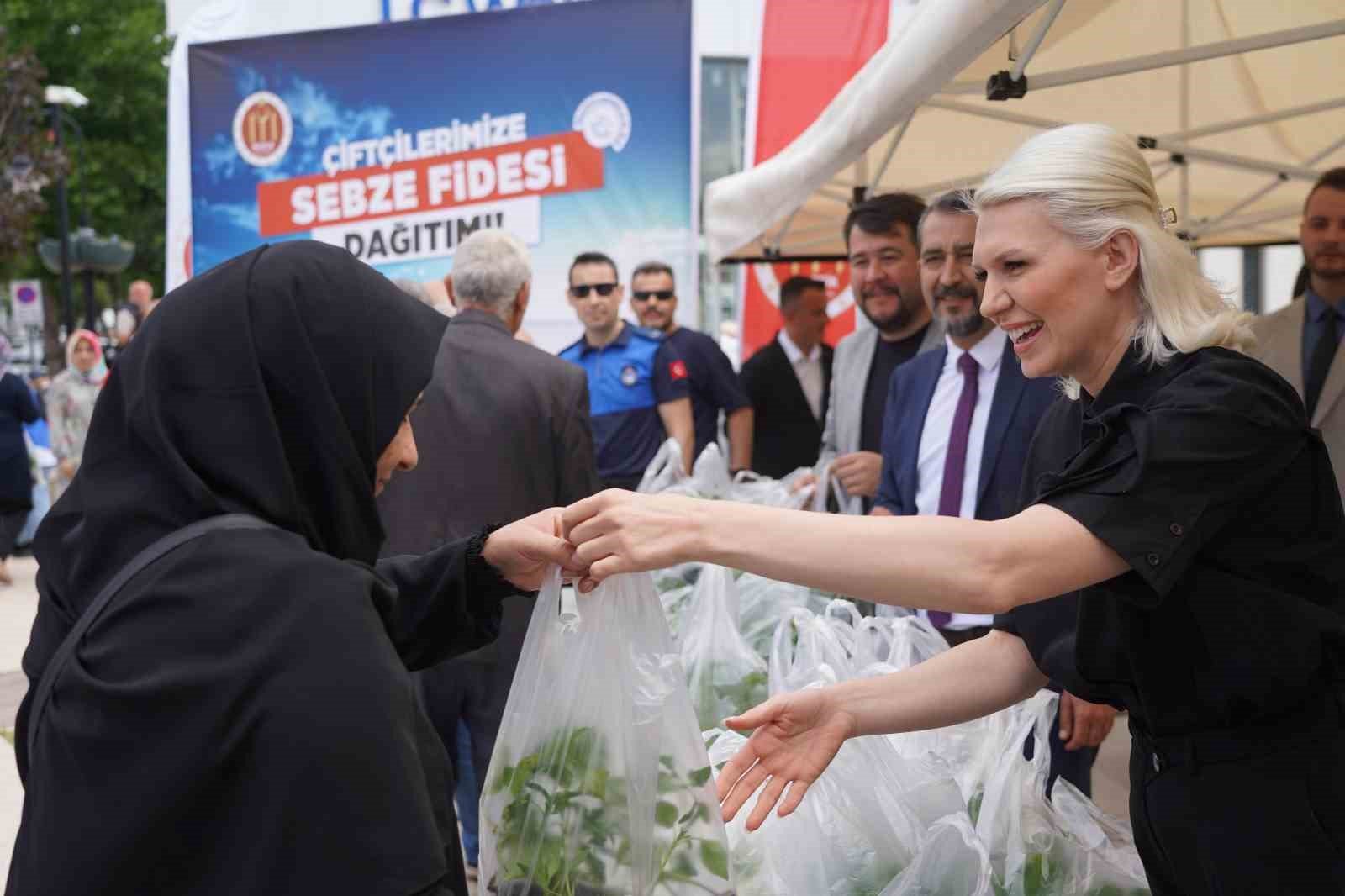 bozuyuk-haber-292195-toprakla-bulusturulmak-uzere-ucretsiz-43-bin-500-fide-dagitildi-0.jpg