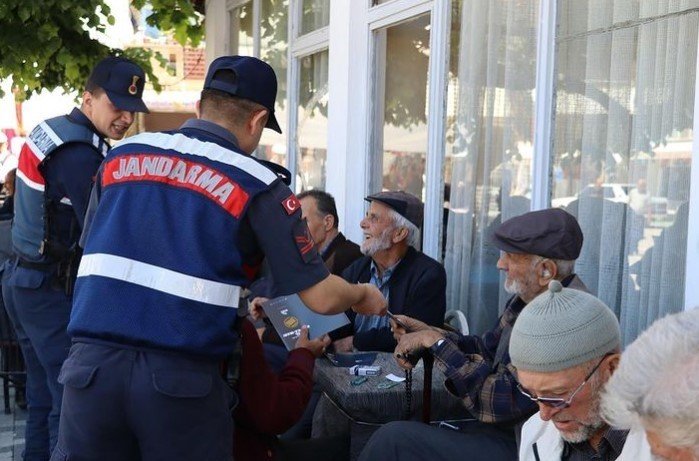 bozuyuk-haber-88610103-jandarma-komutanligindan-vatandaslara-brosur-dagitimi-yapildi-0.jpg