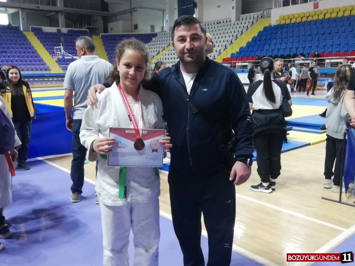 bronz-madalyayla-dondu-10988.jpg