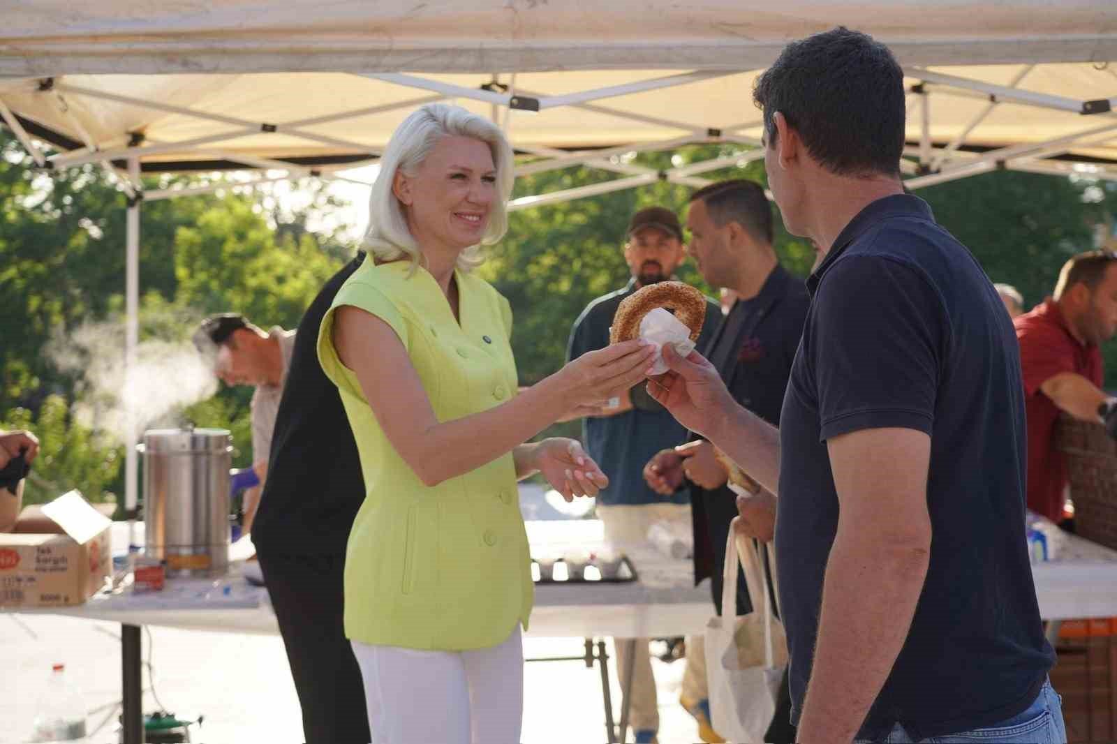 bozuyuk-haber-366645-mesaisine-iscilere-simit-ikram-ederek-basladi-0.jpg