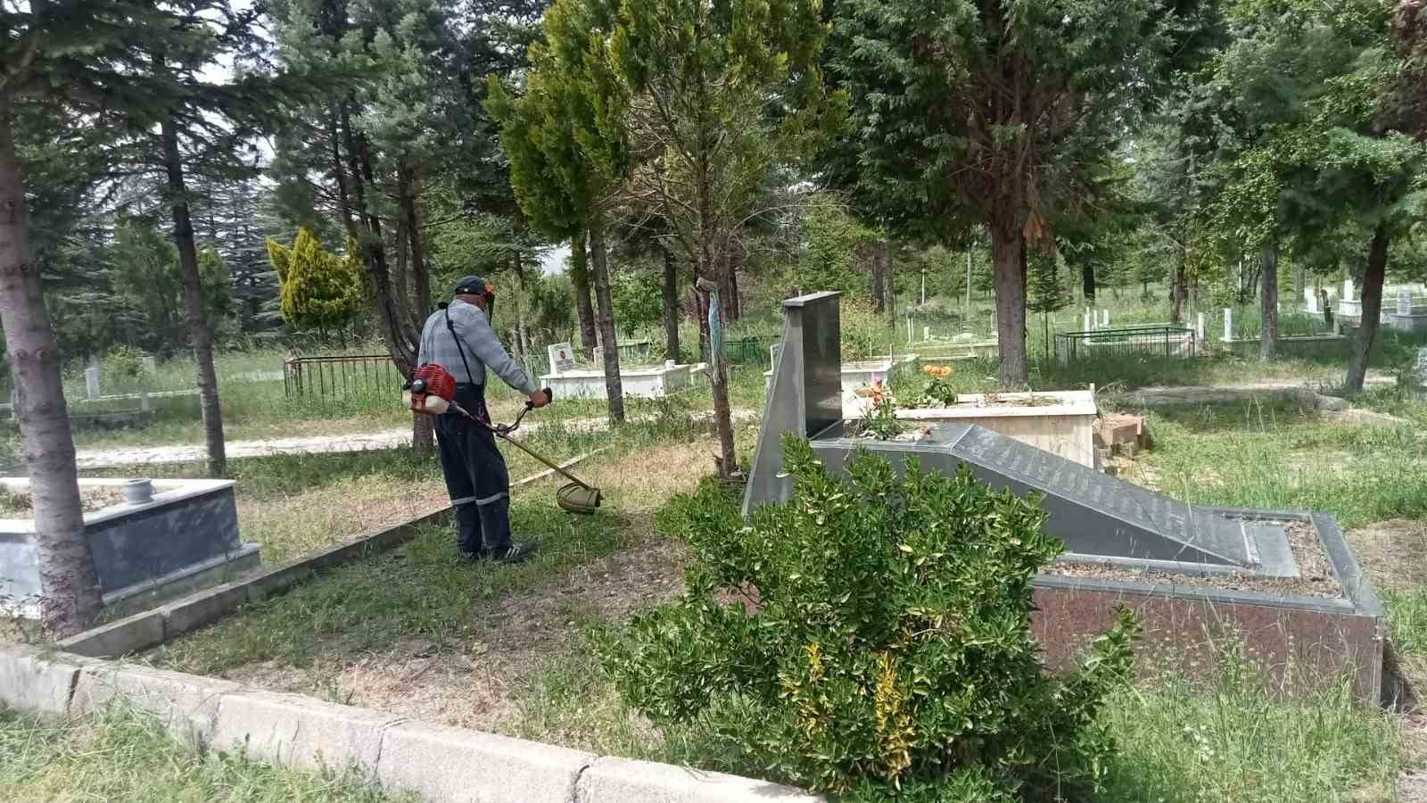 bozuyuk-haber-549553-pazaryeri-belediyesi-mezarlikta-genelinde-genel-bakim-ve-temizlik-calisma-yapti-0.jpg