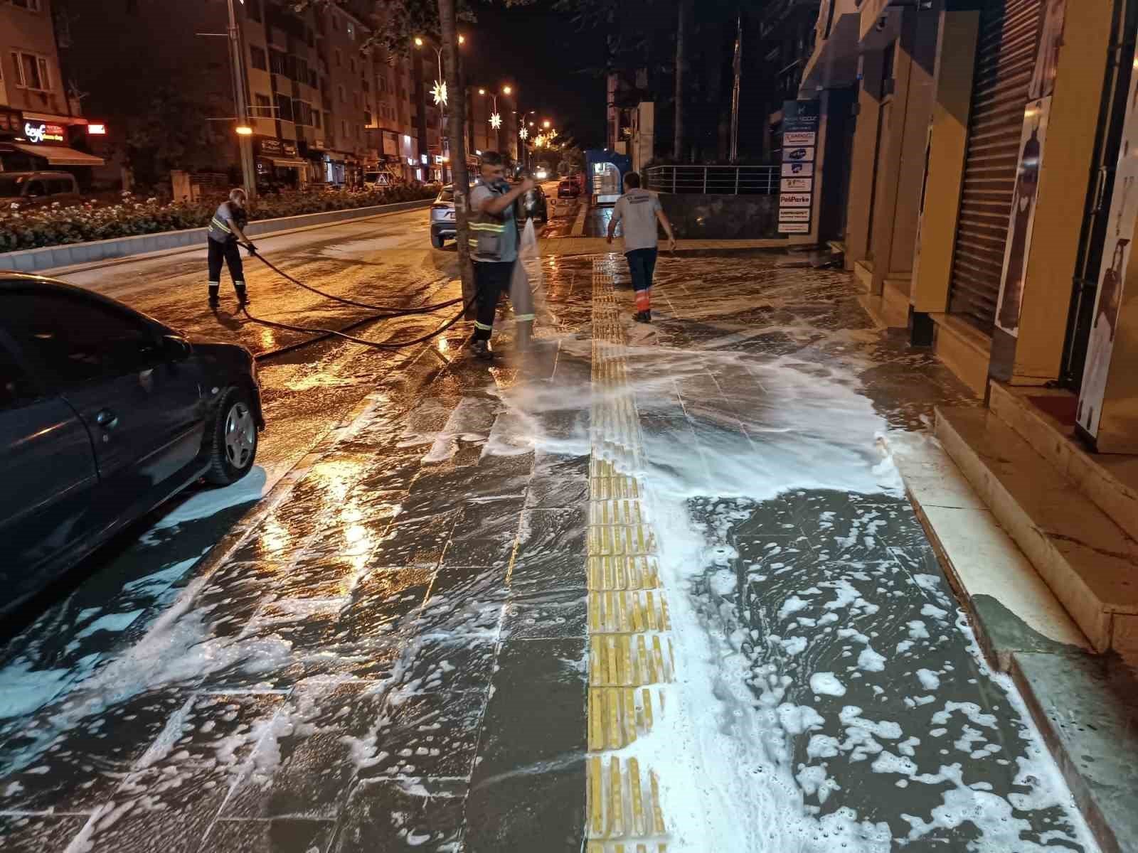 bozuyuk-haber-7229610-bozuyuk-te-ana-cadde-kaldirimlari-kopuklu-yikama-ile-temizleniyor-0.jpg