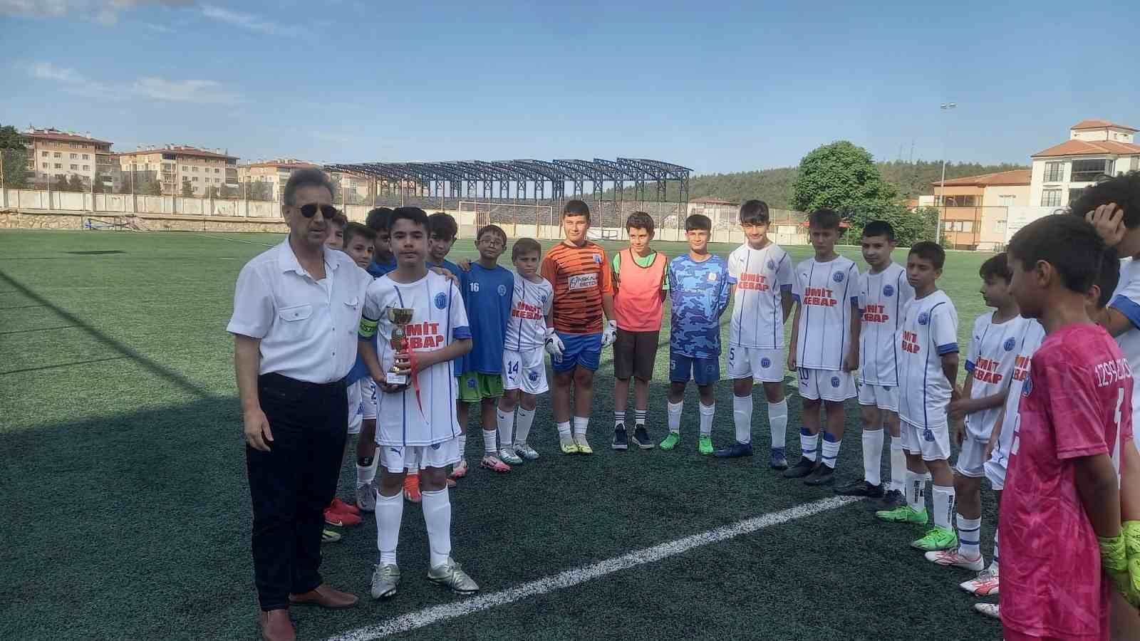 bozuyuk-haber-528134-bilecik-u13-gencler-ligi-sampiyonu-oldular-0.jpg