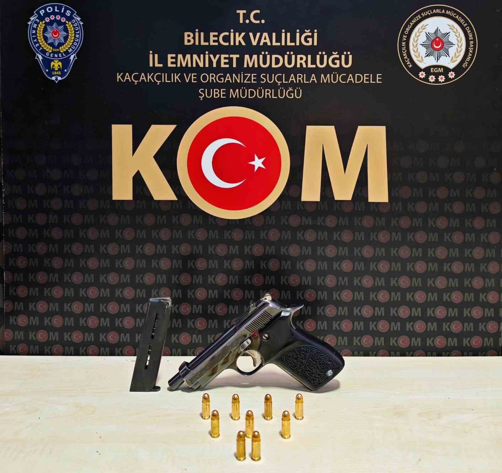 bozuyuk-haber-846548-durdurulan-supheli-aractan-1-adet-ruhsatsiz-tabanca-ele-gecirildi-0.jpg