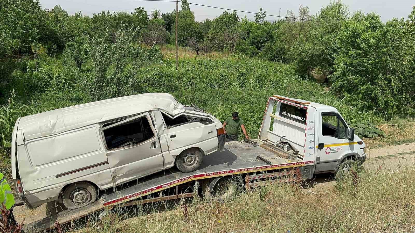 bozuyuk-haber-948918-sarampole-devrilen-minibuste-ucu-cocuk-5-kisi-yaralandi-0.jpg
