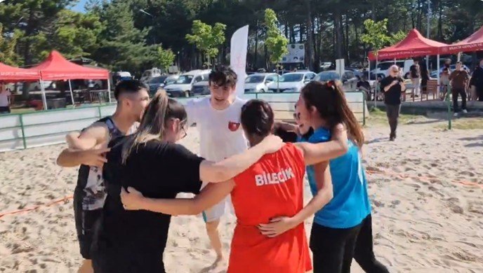 bozuyuk-haber-959936-plaj-voleybolu-turnuvasi-nin-sampiyonu-kumdan-kale-isimli-takim-oldu-0.jpg