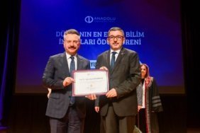 bozuyuk-haber-2321210-anadolu-universitesinden-rektor-kaplancikli-ya-odul-0.jpg