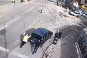 bozuyuk-haber-222725-bilecik-te-trafik-polisi-arizalanan-otomobili-iterek-guvenli-bolgeye-cekti-0.jpg