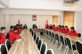 bozuyuk-haber-823346-bozuyuk-kaymakami-sampiyonlari-agirladi-0.jpg