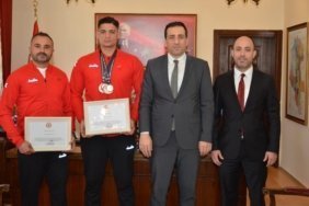 bozuyuk-haber-91191010-turkiye-sampiyonu-abdulkerim-akdas-tan-kaymakam-tuncer-e-anlamli-ziyaret-0.jpg