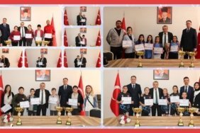 bozuyuk-haber-10125410-kaymakam-ozturk-miniklere-basari-belgesi-takdim-etti-0.jpg