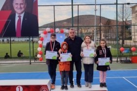 bozuyuk-haber-596332-kaymakam-ozturk-sampiyon-sporculara-odullerini-verdi-0.jpg