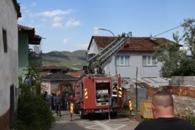 bozuyuk-haber-6751077-osmaneli-de-cikan-yanginda-3-katli-ahsap-ev-kullanilamaz-hale-geldi-0.jpg