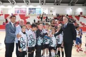 bozuyuk-haber-6997410-kaymakam-ozturk-futsal-finalinde-odulleri-verdi-0.jpg