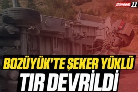 Bozüyük'te şeker yüklü tır devrildi