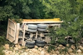 bozuyuk-haber-662565-bilecik-te-devrilen-kamyonun-surucusu-yaralandi-0.jpg