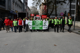 bozuyuk-haber-2105165-bilecik-te-yesilay-ve-kizilay-gonulluleri-dunya-gonulluler-gunu-icin-yurudu-0.jpg