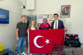 bozuyuk-haber-1044975-kaymakam-kara-ve-baskan-tekin-den-esnafa-turk-bayragi-hediyesi-0.jpg