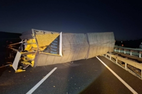 bozuyuk-haber-10735810-bozuyuk-te-tir-dorsesi-devrildi-1-kisi-yaralandi-0.jpg