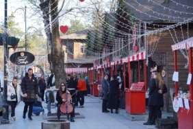 bozuyuk-haber-2109384-bilecik-te-sokaklar-sevgililer-gunu-icin-renklendi-0.jpg