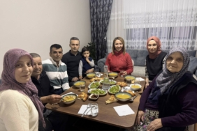 bozuyuk-haber-2510716-baskan-tekin-gazi-ailesinin-gonul-sofrasinda-bulustu-0.jpg