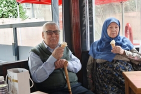 bozuyuk-haber-258159-huzurevinde-yazin-ilk-dondurma-keyfi-0.jpg