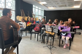 bozuyuk-haber-273586-ramazan-demir-genclerle-gitar-kursunda-bulustu-0.jpg
