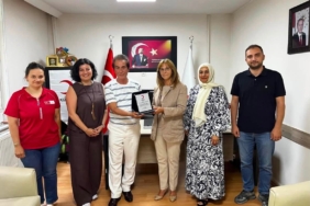 bozuyuk-haber-4391063-kizilay-dan-sermin-kahraman-a-anlamli-tesekkur-plaketi-0.jpg
