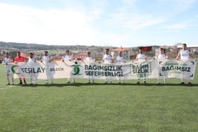 bozuyuk-haber-451119-futbolcular-pankartla-sahaya-cikti-0.jpg