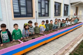 bozuyuk-haber-459471-minik-eller-toprakla-bulustu-0.jpg