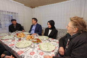 bozuyuk-haber-482654-vali-sozer-demirhan-ailesinin-iftar-sofrasina-konuk-oldu-0.jpg