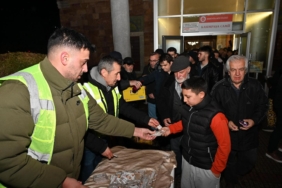 bozuyuk-haber-482793-cami-cikisinda-berat-kandili-ikrami-0.jpg