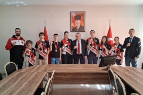 bozuyuk-haber-51051034-muaythai-de-sampiyonlari-kaymakam-ozturk-u-ziyaret-etti-0.jpg