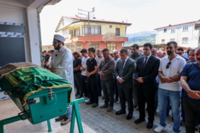bozuyuk-haber-5384104-vali-sozer-muhtar-mustafa-canbaz-in-cenazesine-katildi-0.jpg