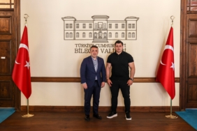 bozuyuk-haber-7151016-dunya-sampiyonu-riza-kayaalp-ten-bilecik-valisi-faik-oktay-sozer-e-ziyaret-0.jpg