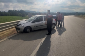 bozuyuk-haber-766717-bilecik-te-otomobil-bariyerlere-carpti-0.jpg