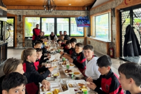 bozuyuk-haber-8785103-vezirhanspor-u-13-takimina-mac-oncesi-moral-kahvaltisi-0.jpg