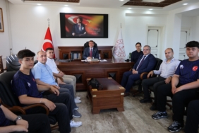 bozuyuk-haber-896683-dunya-sampiyonlarindan-mudur-simsek-e-ziyaret-0.jpg