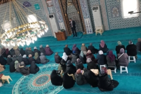 bozuyuk-haber-91010861-muftu-arpaci-dan-yesil-kur-an-kursu-ogrencilerine-8-mart-ziyareti-0.jpg