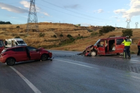 bozuyuk-haber-948212-bilecik-te-iki-otomobil-carpisti-4-yarali-0.jpg
