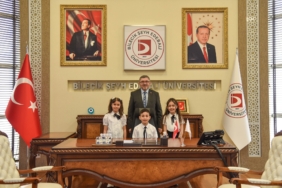bozuyuk-haber-984515-minik-ogrenciler-rektorluk-koltuguna-oturdu-0.jpg
